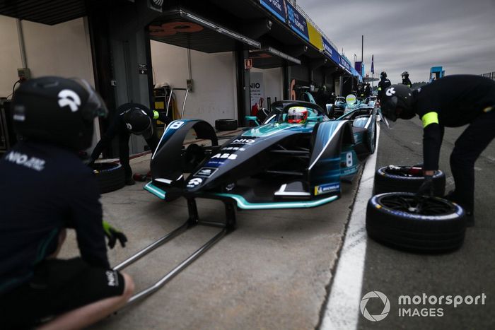 Oliver Turvey, NIO 333, NIO 333 001, in the pits