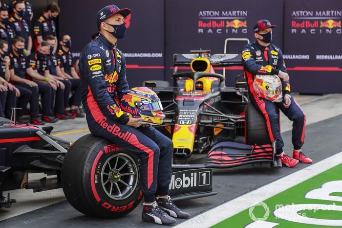 Alex Albon, Red Bull Racing, y Max Verstappen, Red Bull Racing