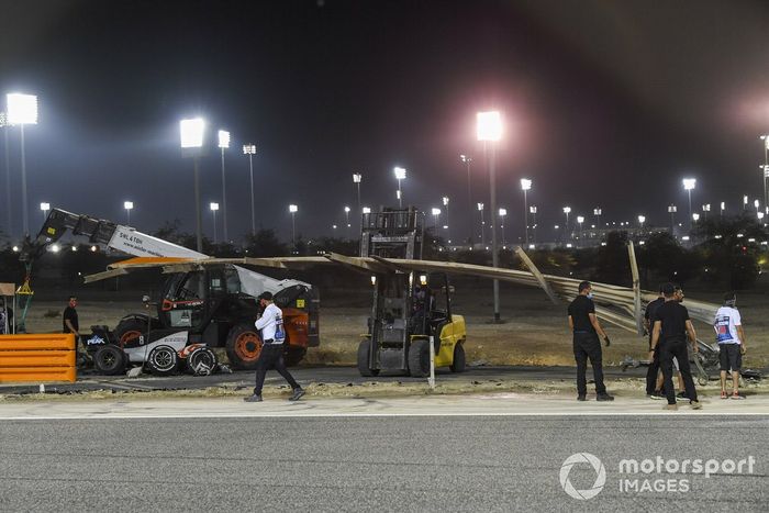 I commissari rimuovono i resti dell'auto di Romain Grosjean, Haas VF-20, dopo l'incidente 