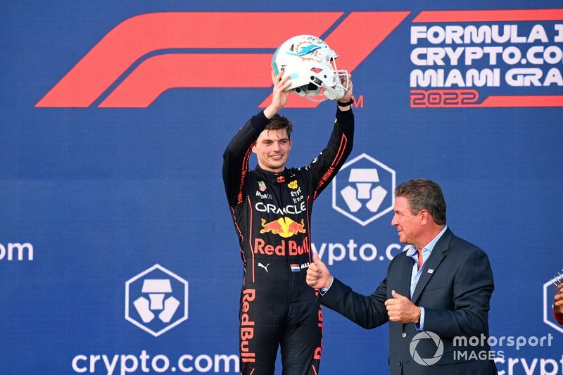 Max Verstappen, Red Bull Racing, recibe el trofeo de manos de Dan Marino y un casco de los Miami Dolphins de fútbol americano