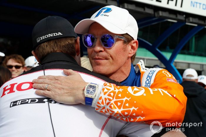 Scott Dixon, Chip Ganassi Racing Honda celebra la obtención de la Pole con el ingeniero de Honda