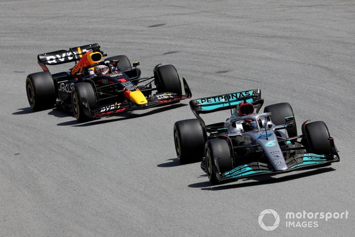 Max Verstappen, Red Bull Racing RB18 y George Russell, Mercedes W13 