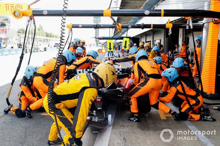 Lando Norris, McLaren MCL36, en boxes 