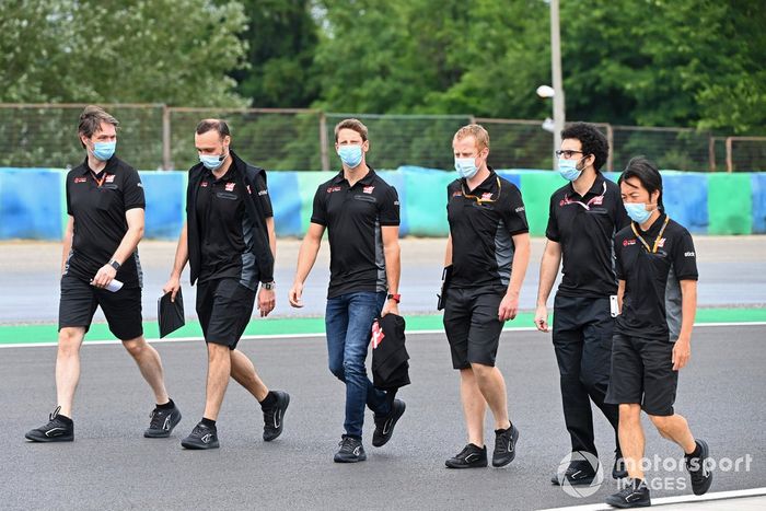 Romain Grosjean, Haas F1, camina por la pista con sus colegas incluyendo a Ayao Komatsu, Ingeniero Jefe de Carreras