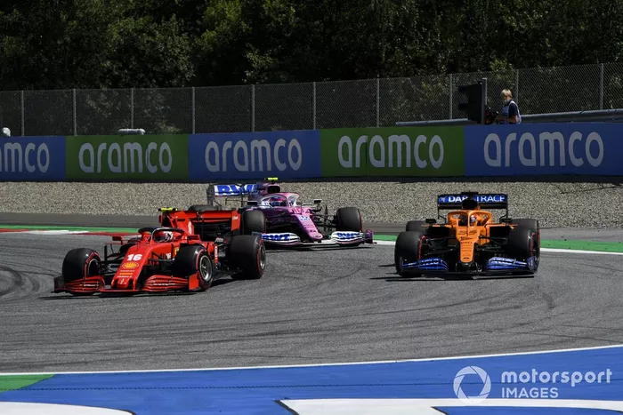 Charles Leclerc, Ferrari SF1000, precede Carlos Sainz Jr., McLaren MCL35, e Lance Stroll, Racing Point RP20