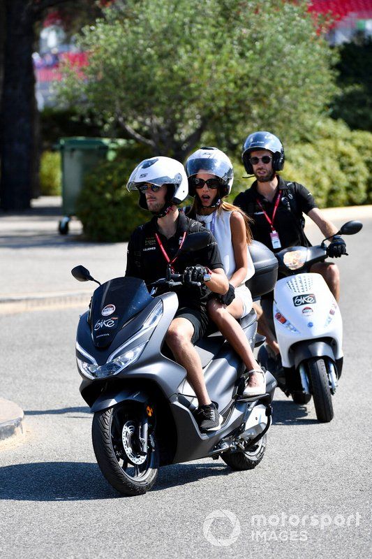 Romain Grosjean, Haas F1, en una scooter con su mujer, Marion Jolles