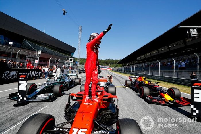 Ganador de la pole Charles Leclerc, Ferrari celebra