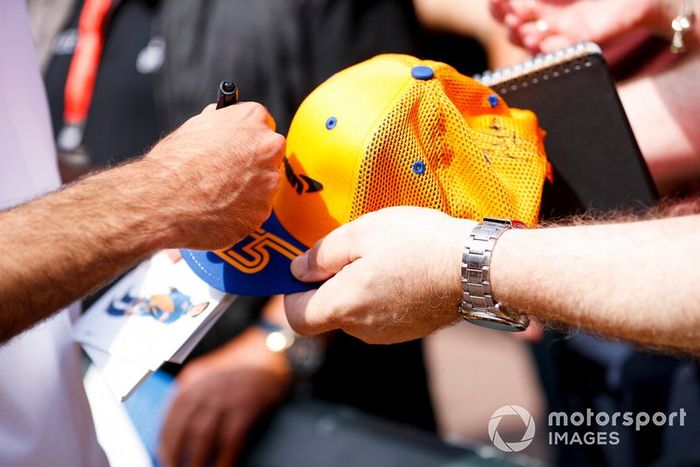 Carlos Sainz Jr., McLaren firma un autógrafo para un aficionado