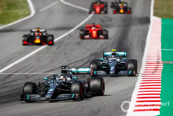 Lewis Hamilton, Mercedes AMG F1 W10 y Valtteri Bottas, Mercedes AMG W10 después del Safety Car 