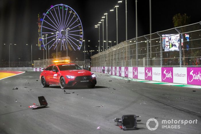 Restos del accidente de Mick Schumacher, Haas VF-22, en la pista