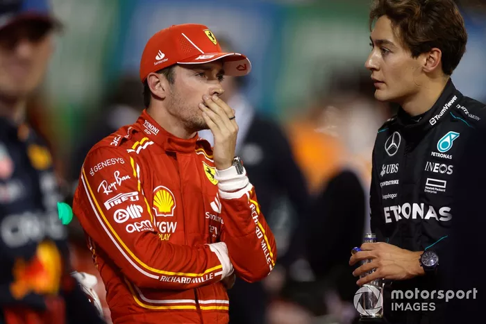 Charles Leclerc, Scuderia Ferrari, s'entretient avec George Russell, Mercedes-AMG F1 Team