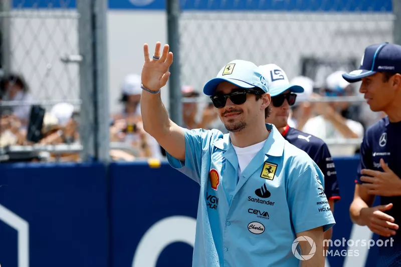 Charles Leclerc, Scuderia Ferrari, arrive pour la parade des pilotes 