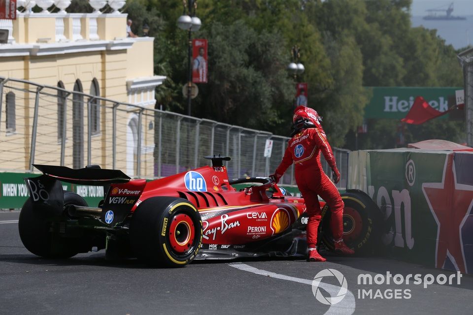 Charles Leclerc, Ferrari SF-24, se aleja del coche tras chocar contra la barrera