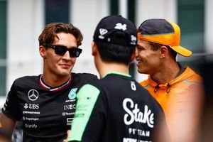 George Russell, Mercedes-AMG F1 Team, habla con Lando Norris, McLaren F1 Team, Zhou Guanyu, Stake F1 Team Kick Sauber, sobre el desfile de pilotos