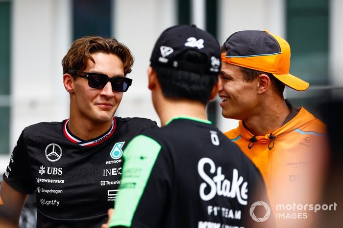 George Russell, Mercedes-AMG F1 Team, habla con Lando Norris, McLaren F1 Team, Zhou Guanyu, Stake F1 Team Kick Sauber, sobre el desfile de pilotos