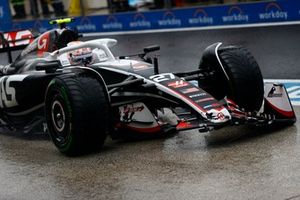 Nico Hulkenberg, Haas VF-24, en boxes con el alerón delantero dañado