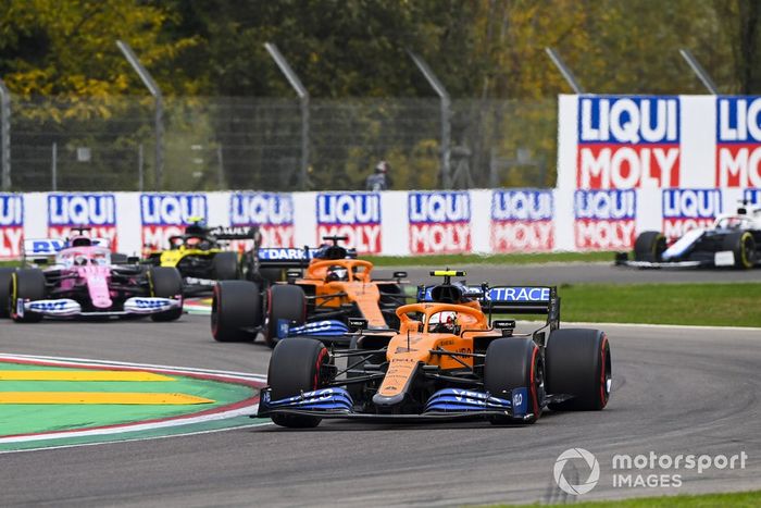 Lando Norris, McLaren MCL35, Carlos Sainz Jr., McLaren MCL35, y Sergio Pérez, Racing Point RP20