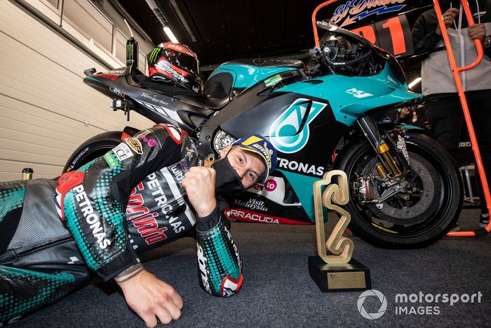 Ganador Fabio Quartararo, Petronas Yamaha SRT con el trofeo