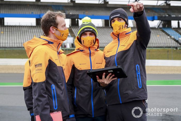 Lando Norris, McLaren, recorre la pista con miembros del equipo