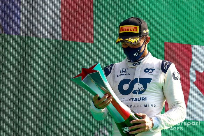 Podio: ganador Pierre Gasly, AlphaTauri celebra