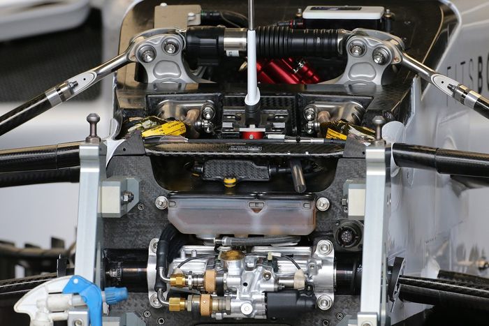 Detalle de la suspensión delantera del AlphaTauri AT01