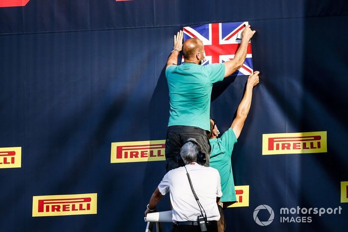 Se coloca una bandera de la Gran Bretaña antes de la ceremonia del podio