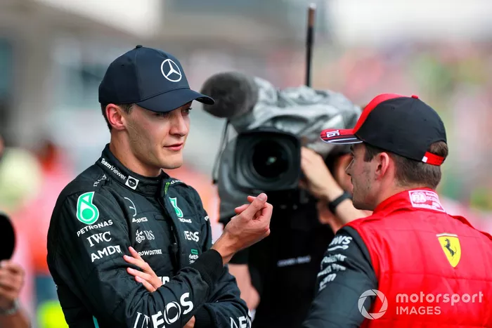 Ganador de la pole George Russell, de Mercedes-AMG, habla con Charles Leclerc, de Ferrari, en el Parc Ferme