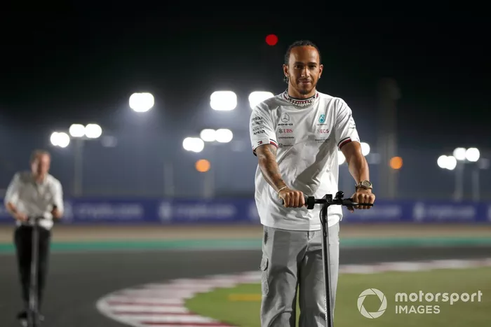 Lewis Hamilton, Mercedes recorre la pista en patinete