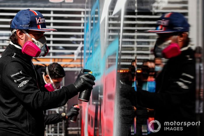 Fernando Alonso, Alpine F1, utiliza pintura en spray para un proyecto artístico