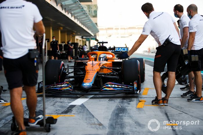 Lando Norris, con un McLaren MCL35M adaptado (muleto) con los Pirelli de 18 pulgadas  