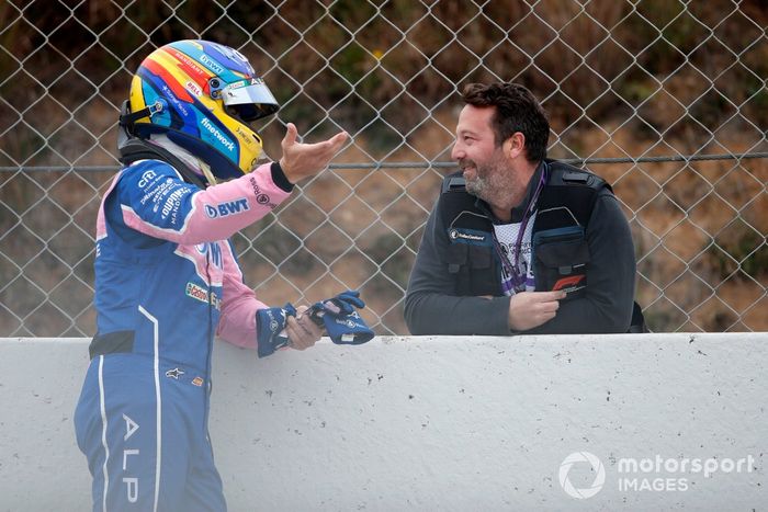 Fernando Alonso, Alpine F1 Team con James Moy, fotógrafo, tras sus problemas de motor