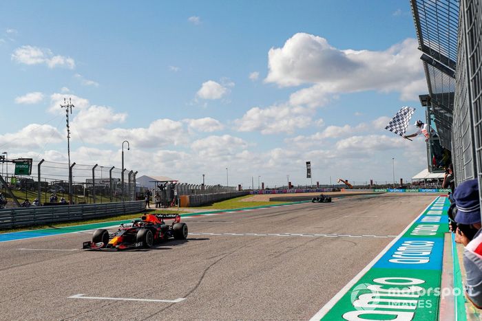 Max Verstappen, Red Bull Racing RB16B, 1ª posición, toma la bandera a cuadros