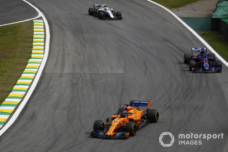 Fernando Alonso, McLaren MCL33, precede Brendon Hartley, Toro Rosso STR13, e Charles Leclerc, Sauber C37