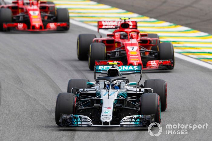 Valtteri Bottas, Mercedes AMG F1 W09 EQ Power+, lidera a Kimi Raikkonen, Ferrari SF71H, y Sebastian Vettel, Ferrari SF71H