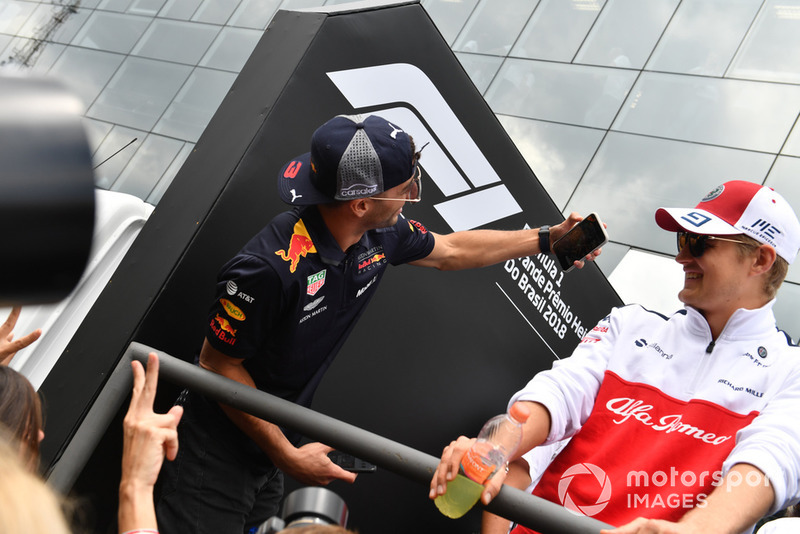 Daniel Ricciardo, Red Bull Racing takes a selfie and Marcus Ericsson, Sauber on the drivers parade
