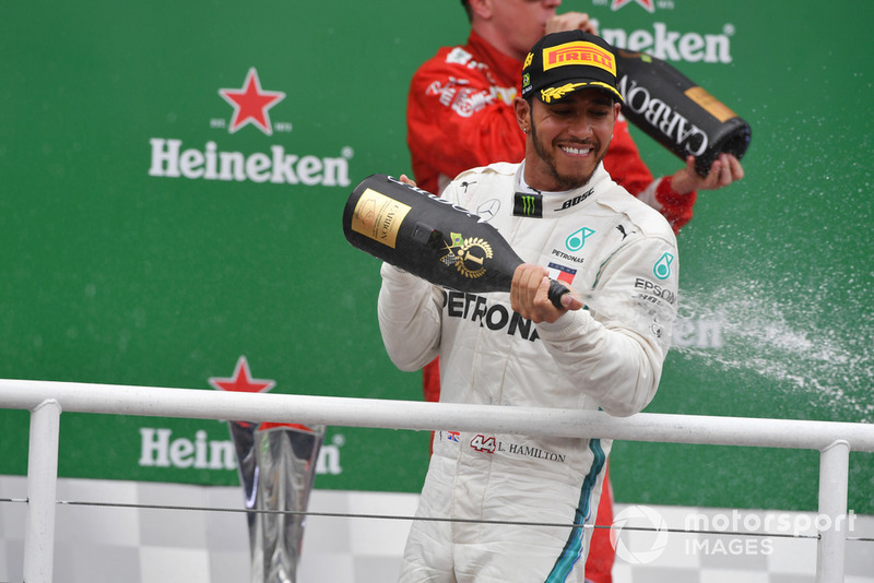 Le vainqueur Lewis Hamilton, Mercedes AMG F1 fête sa victoire sur le podium avec du champagne
