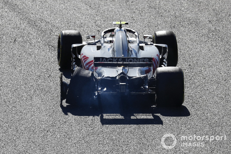 Кевін Магнуссен (Haas VF-18 Ferrari) з проколом шини після зіткнення із Sauber C37 Шарля Леклера