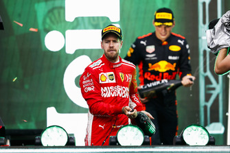 Sebastian Vettel, Ferrari, 2° classificato, e Max Verstappen, Red Bull Racing, 1° classificato, spruzzano lo Champagne sul podio
