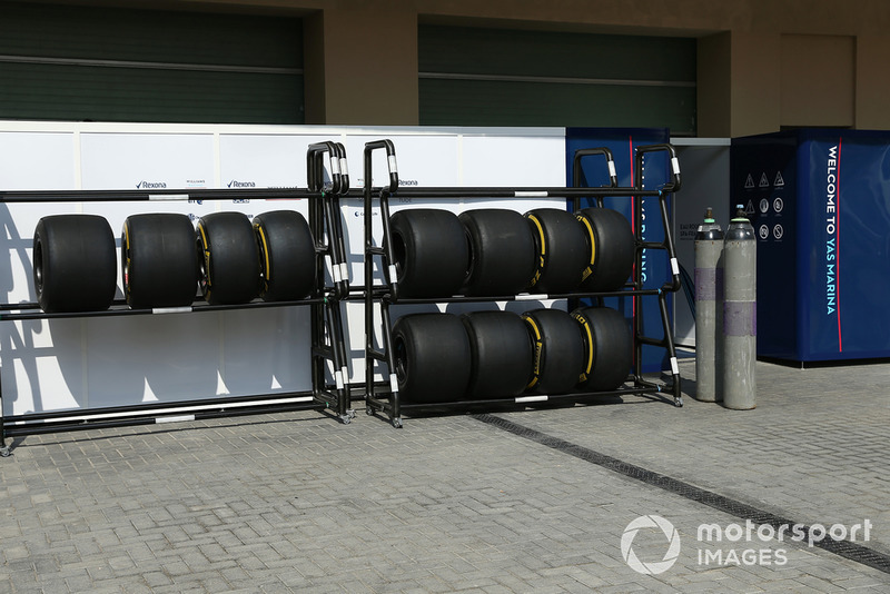 Rak ban Pirelli di garasi Williams