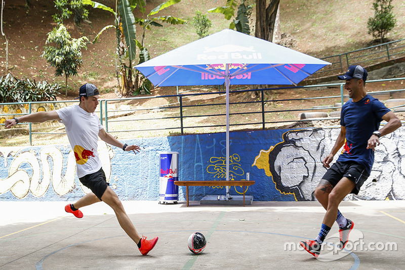 Max Verstappen y Daniel Ricciardo, Red Bull Racing juegan Futsal en Brasil