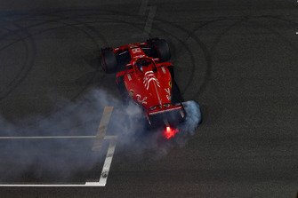 Sebastian Vettel, Ferrari SF71H, esegue dei donut alla fine della gara