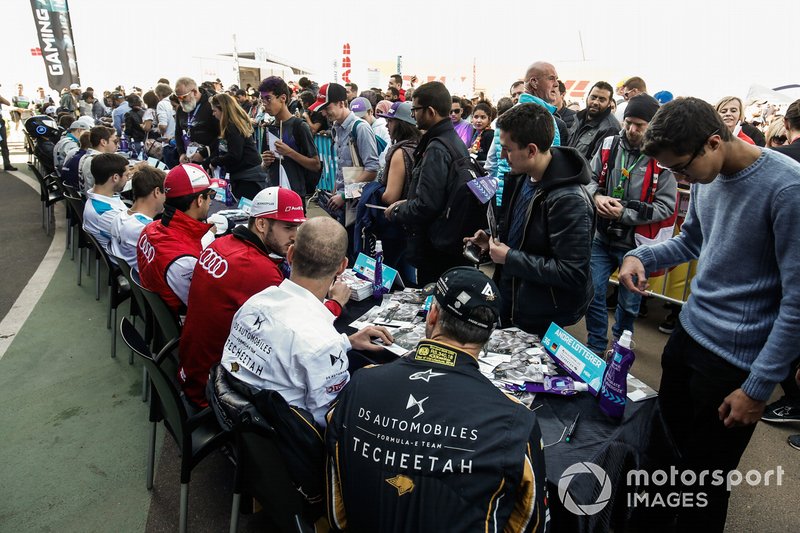 Andre Lotterer, DS TECHEETAH, Jean-Eric Vergne, DS TECHEETAH, firma autógrafos para los aficionados.