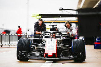 Romain Grosjean, Haas F1 Team, aide à pousser sa monoplace durant les essais d'arrêts aux stands