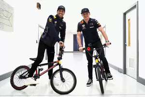 Max Verstappen, Red Bull Racing en Daniel Ricciardo, Red Bull Racing rijden door de fabriek