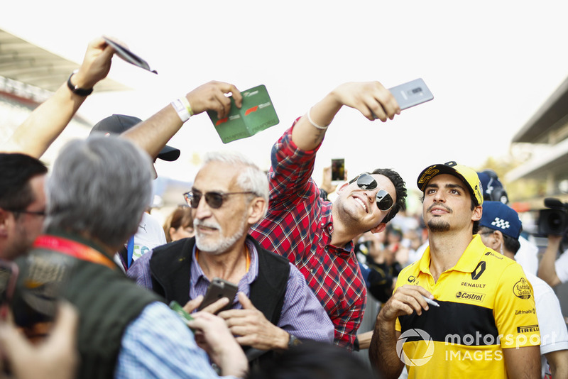 Carlos Sainz Jr., Renault Sport F1 Team, con fans