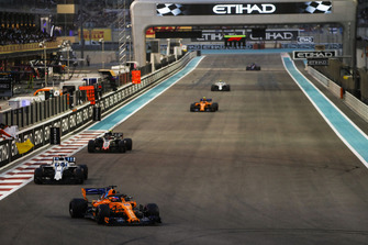 Fernando Alonso, McLaren MCL33, devant Lance Stroll, Williams FW41, Kevin Magnussen, Haas F1 Team VF-18, et Stoffel Vandoorne, McLaren MCL33