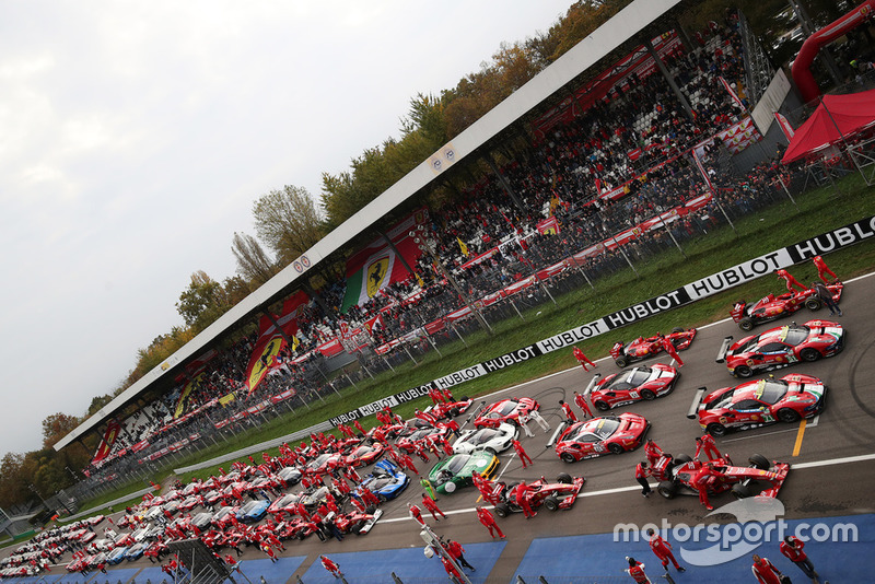 Ferrari F60, 488, FXX, F1 Clienti and Ferrari 599 on the starting grid