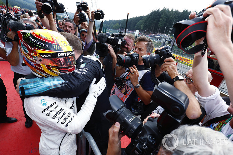 Hamilton dominó de principio a fin, pero sufrió