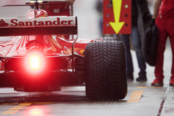 Kimi Raikkonen, Ferrari SF70H, dans la voie des stands