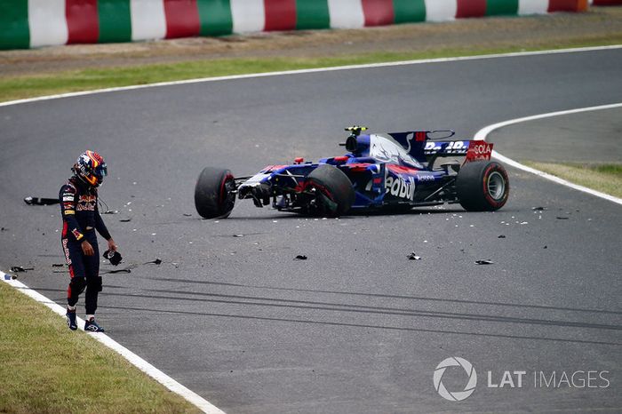 Carlos Sainz, Scuderia Toro Rosso, sufre un accidente con el STR12